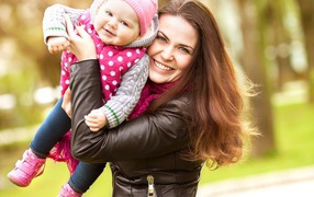 People_Happy_mother_with_a_baby_in_her_arms_097914_32